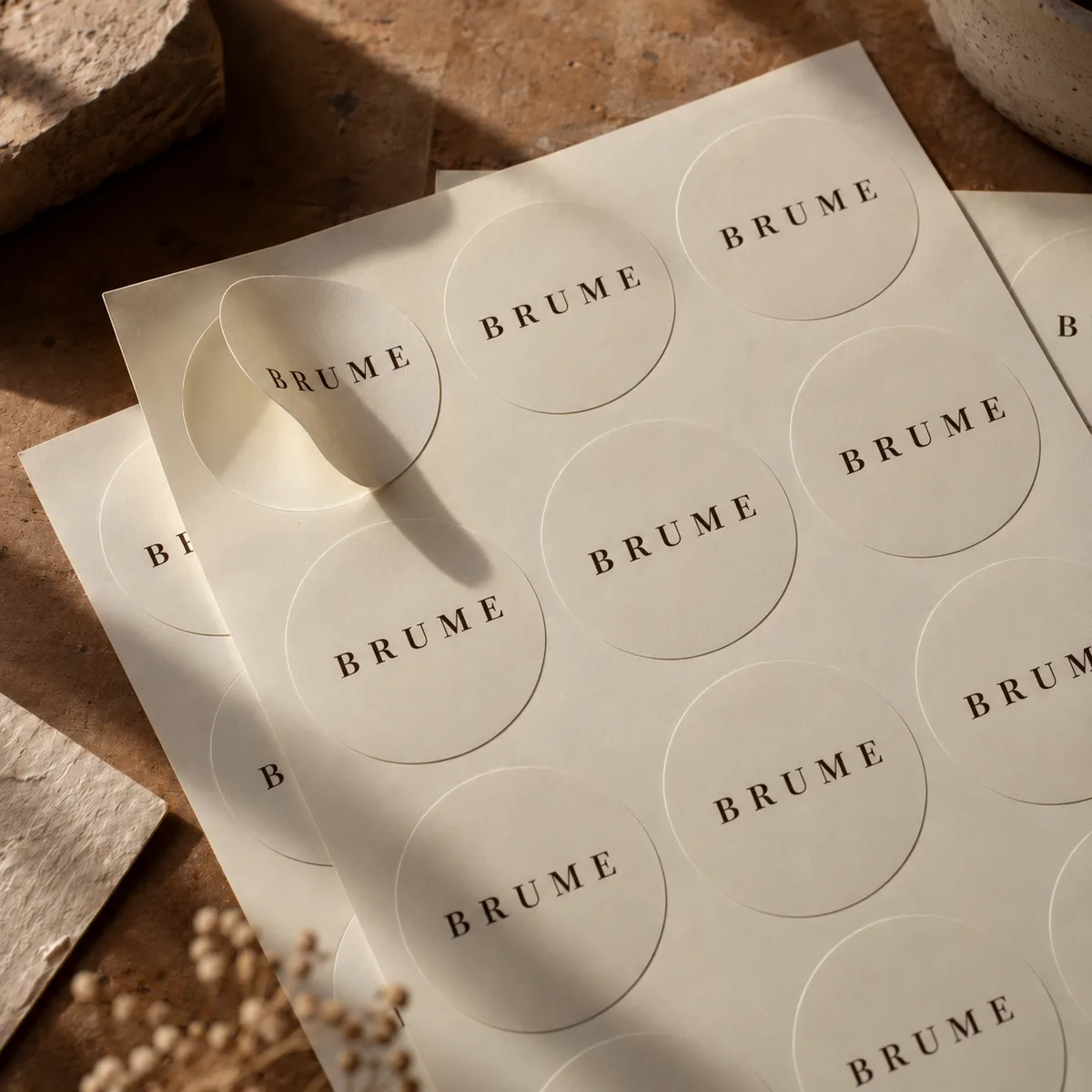 Planches de stickers crème et brun BRUME et détail d’une étiquette adhésive