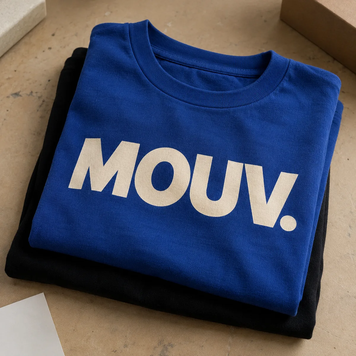 T-shirts en coton bleu cobalt et noir, personnalisés avec une impression crème